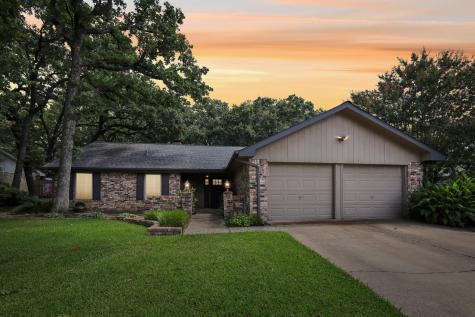 2008 N Meadow Way Circle Arlington TX 76015