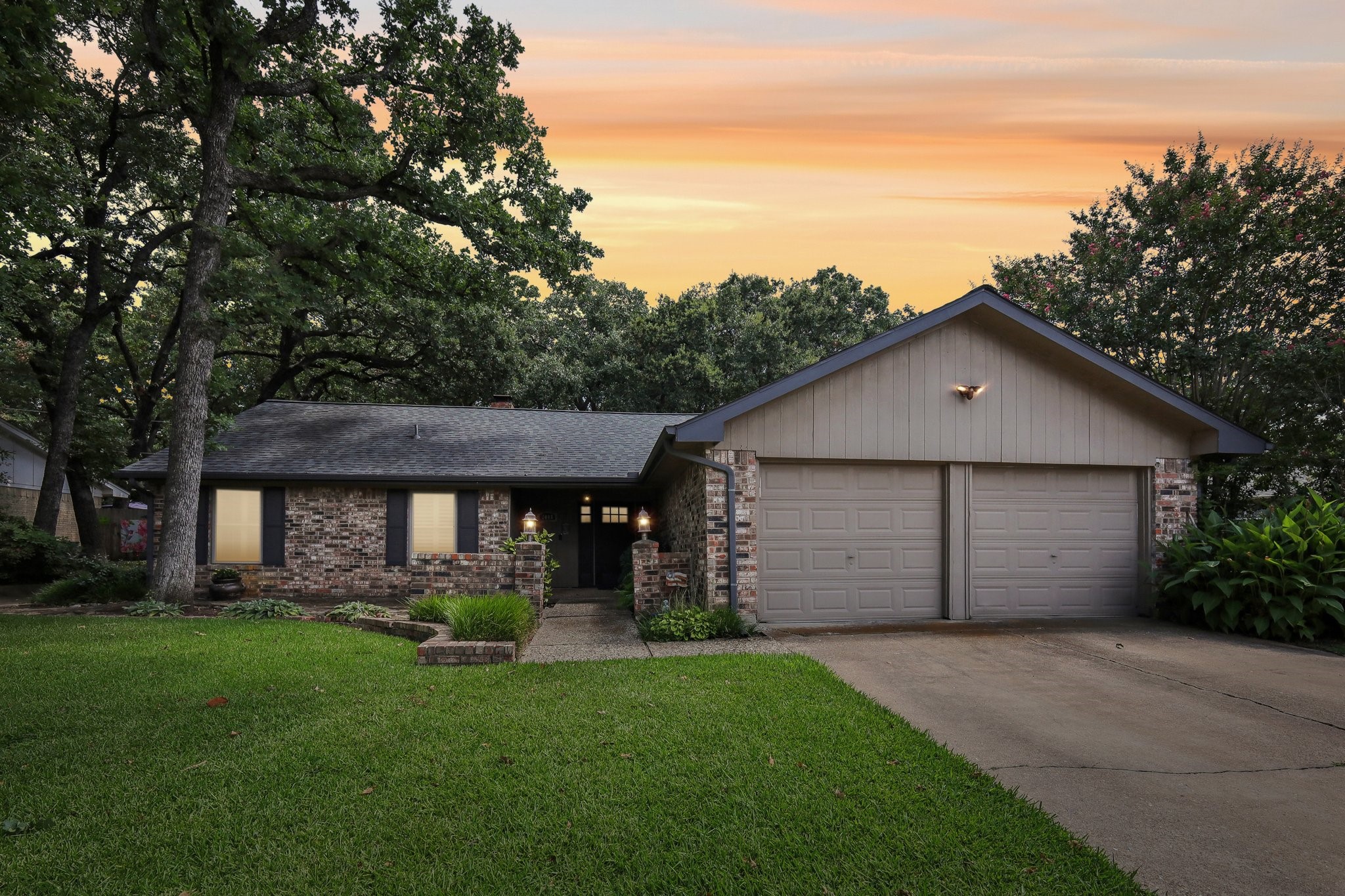 2008 N Meadow Way Circle Arlington TX 76015