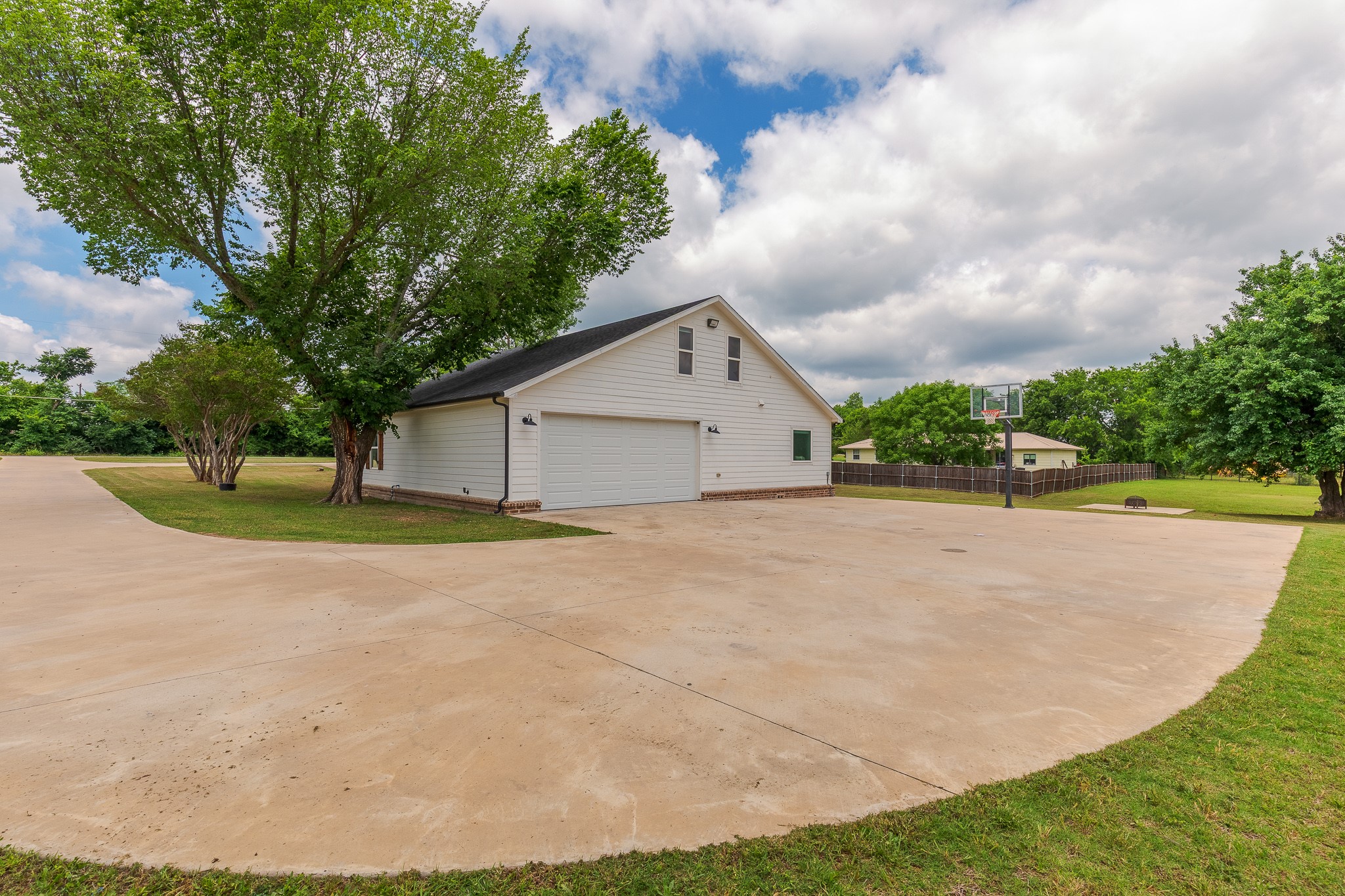 1305 N John Douglas Road Van Alstyne TX 75495
