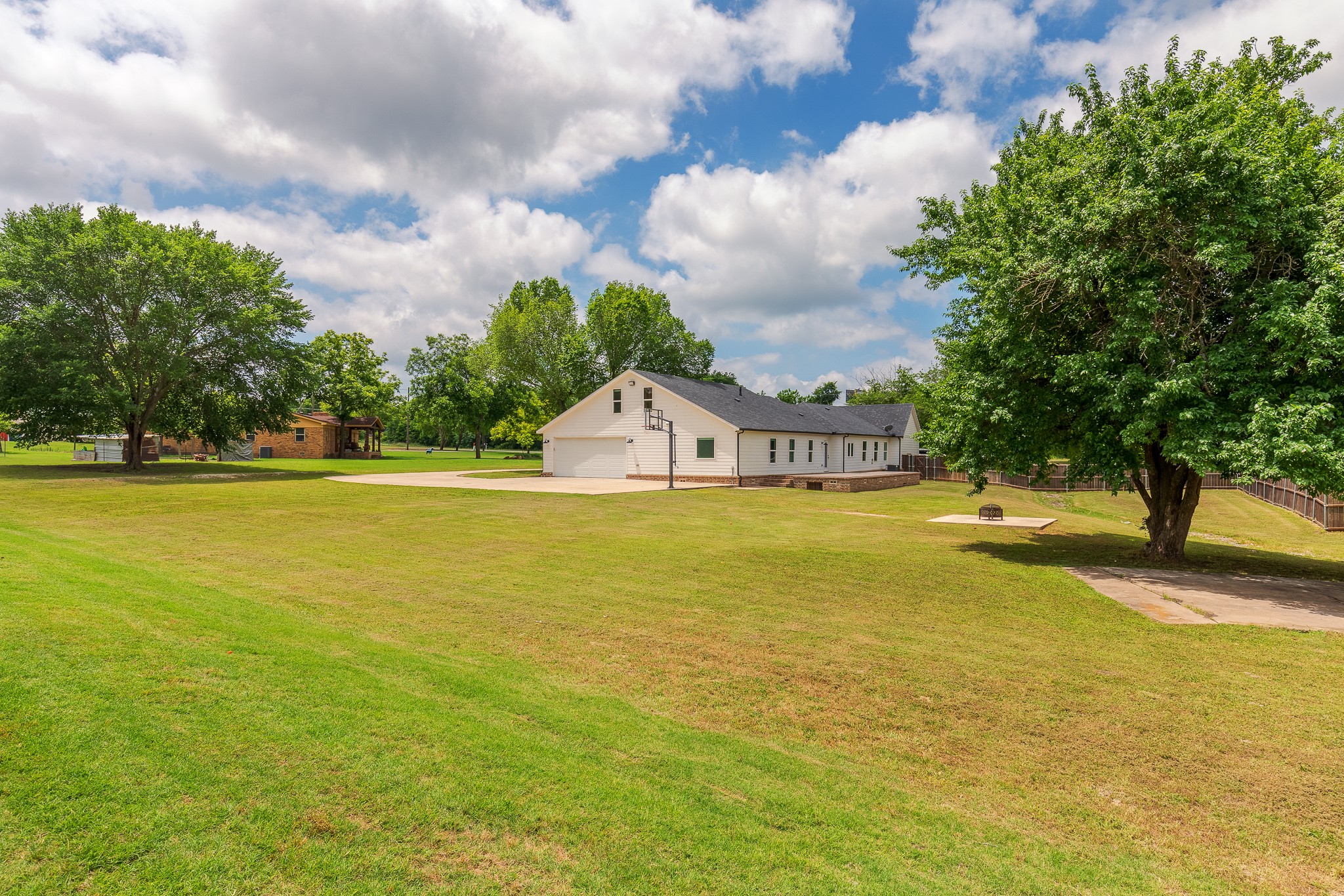 1305 N John Douglas Road Van Alstyne TX 75495