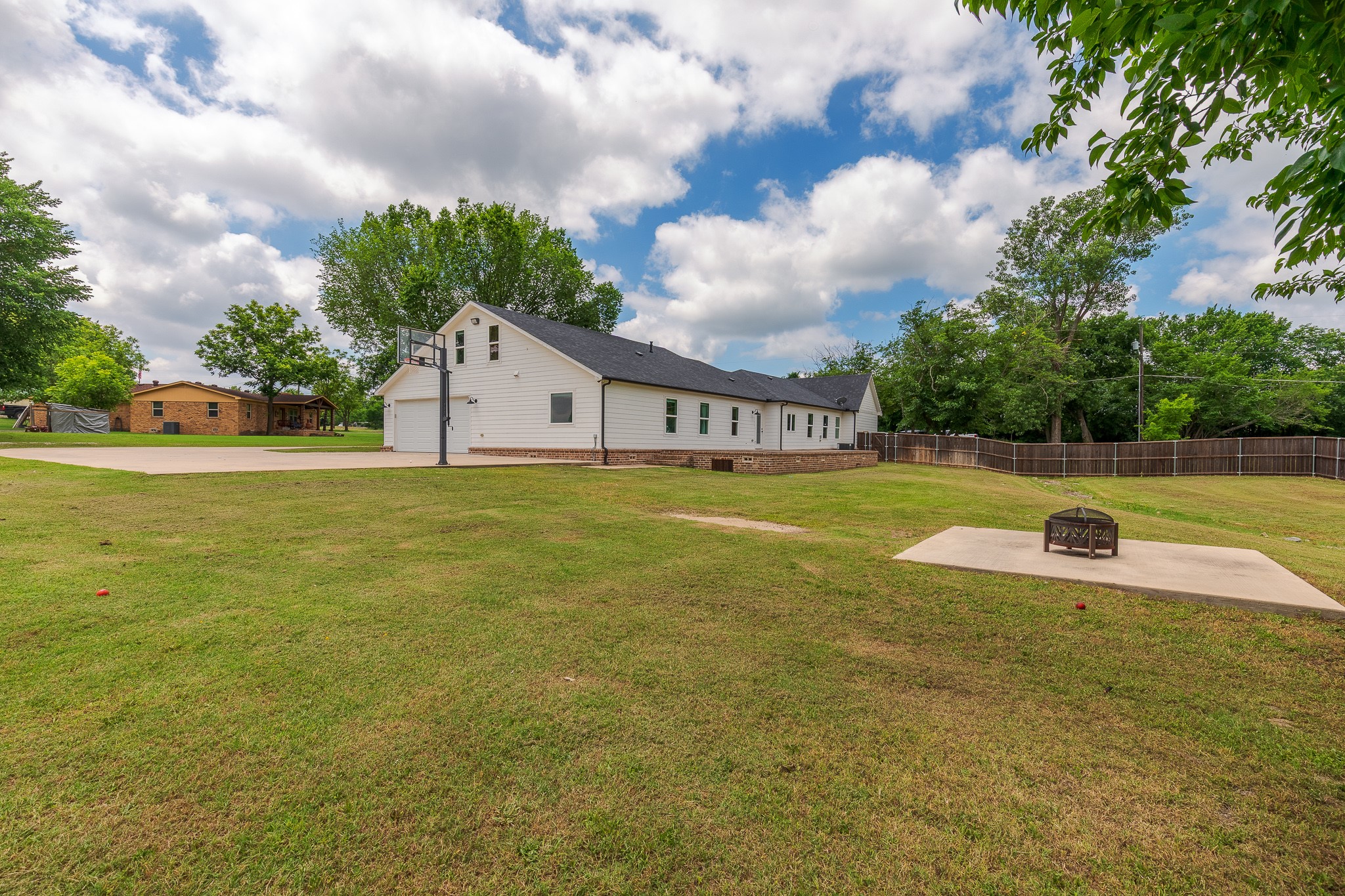 1305 N John Douglas Road Van Alstyne TX 75495