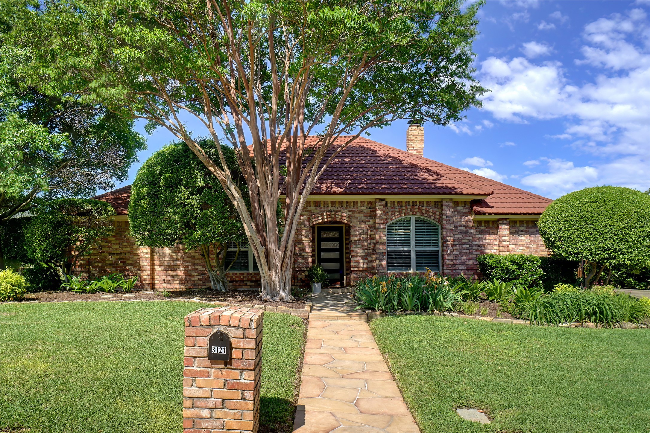 3121 Woodridge Drive Hurst TX 76054