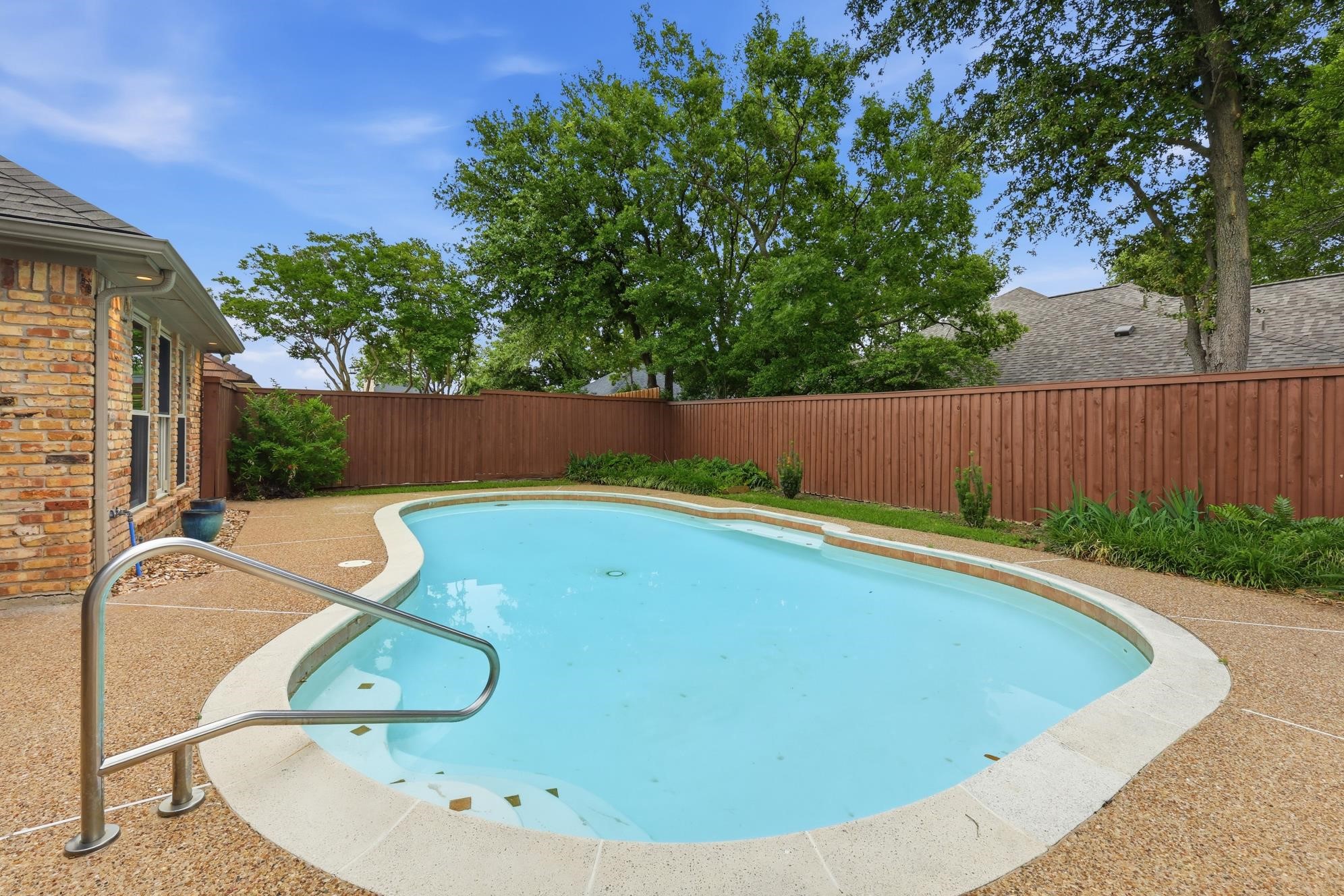 848 Birdsong Bedford TX 76021