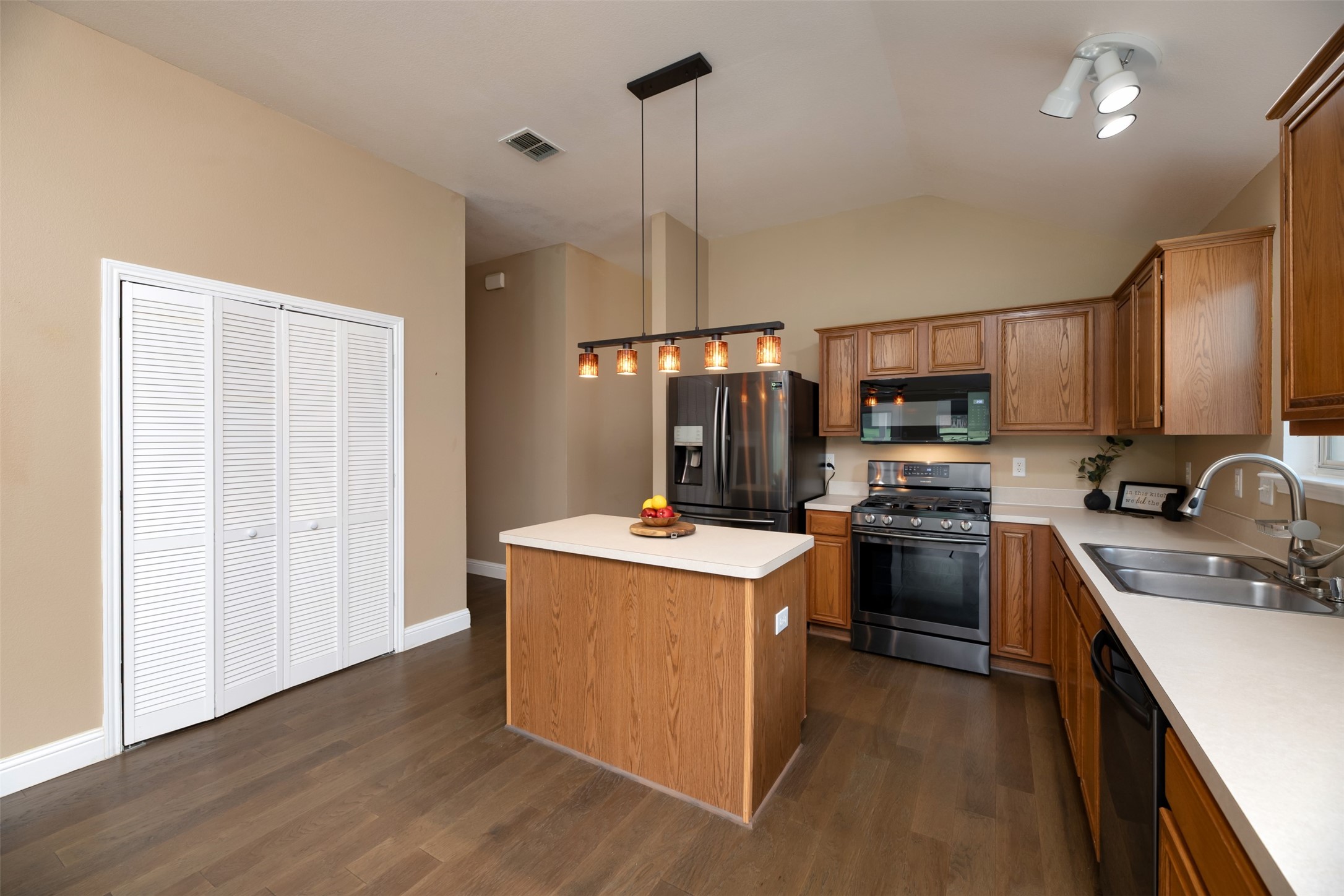 934 Plumeria Drive Arlington TX 76002