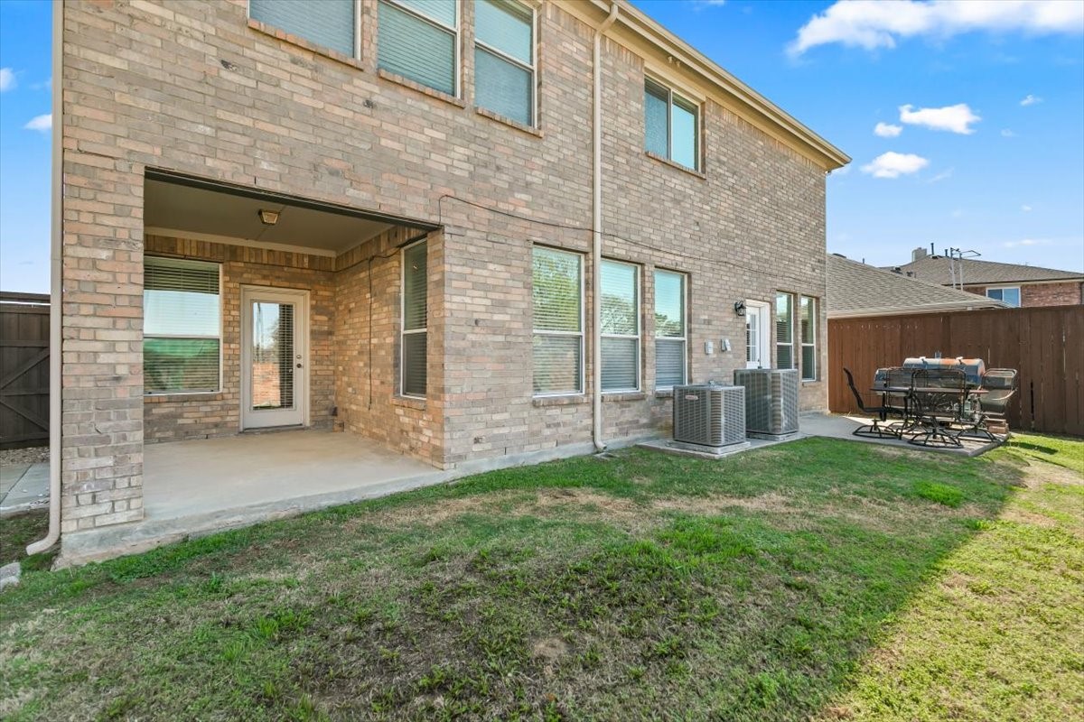 306 Salsbury Drive Euless TX 76040