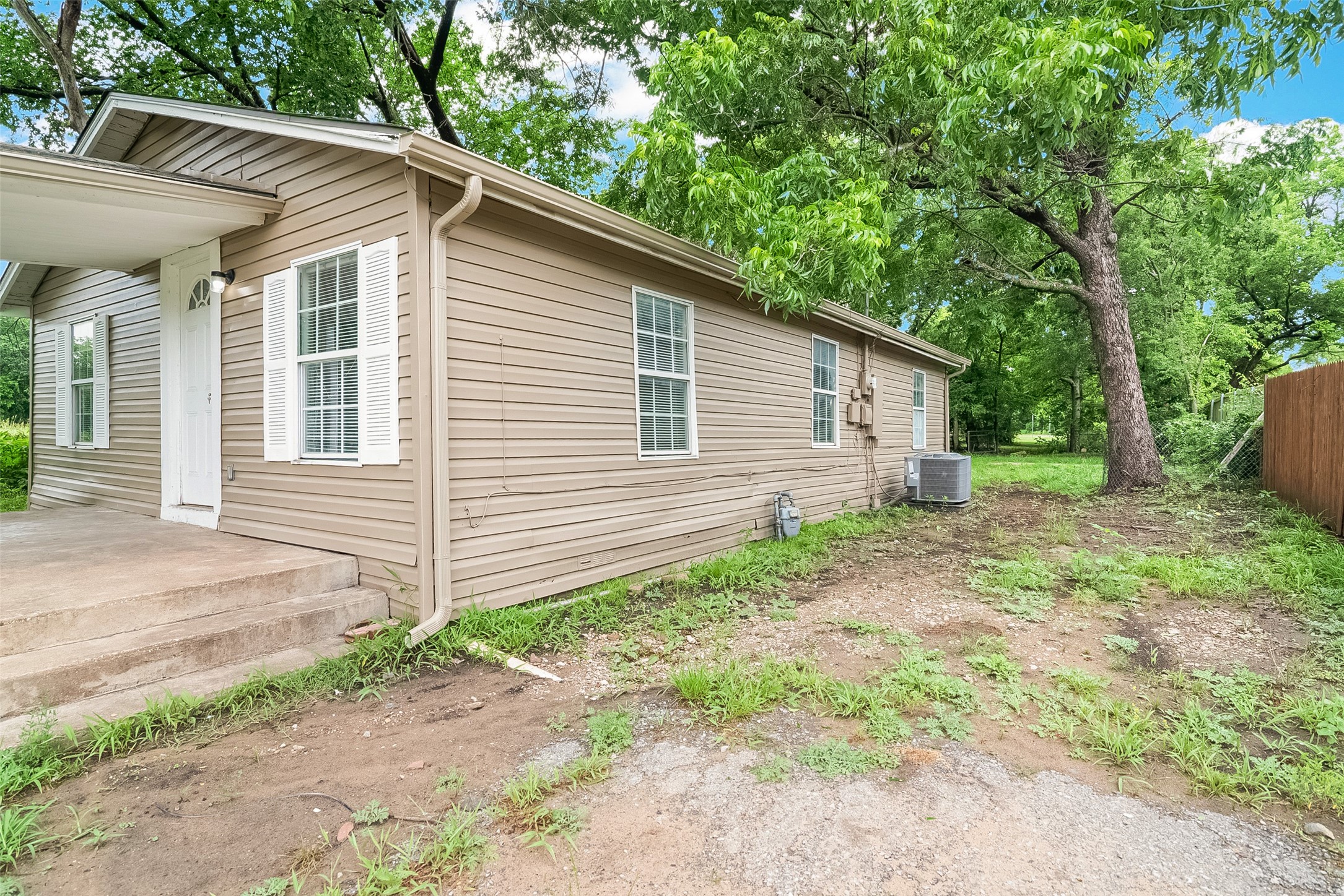 627 E Pacific Street Sherman TX 75090