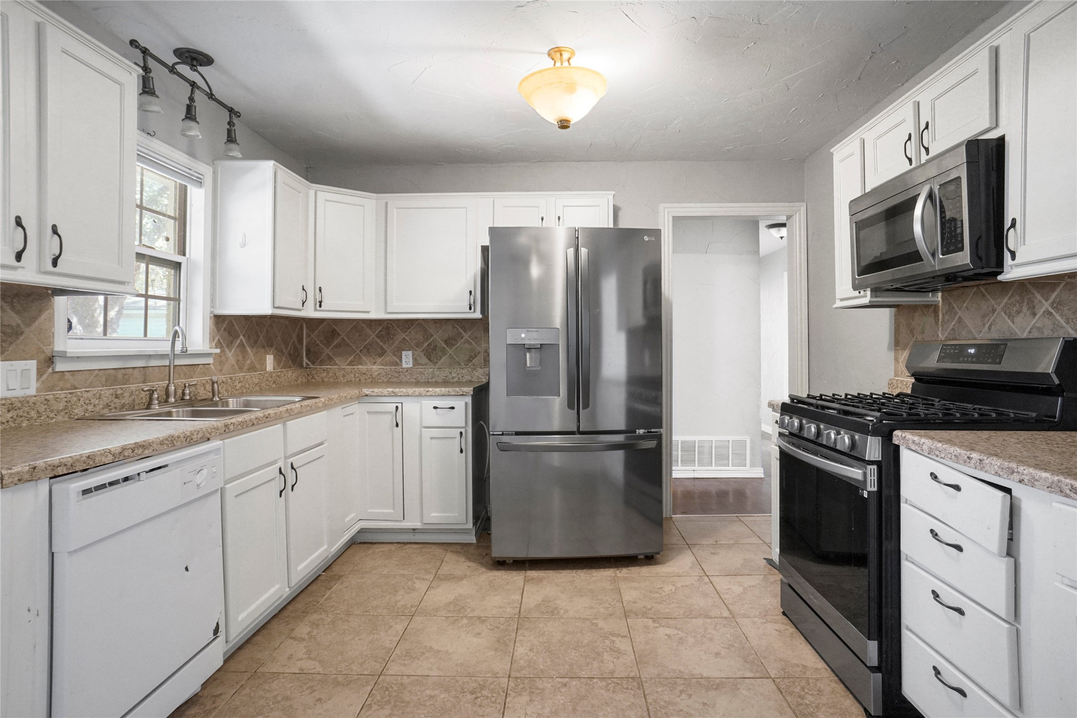 341 Hurst Drive Bedford TX 76022