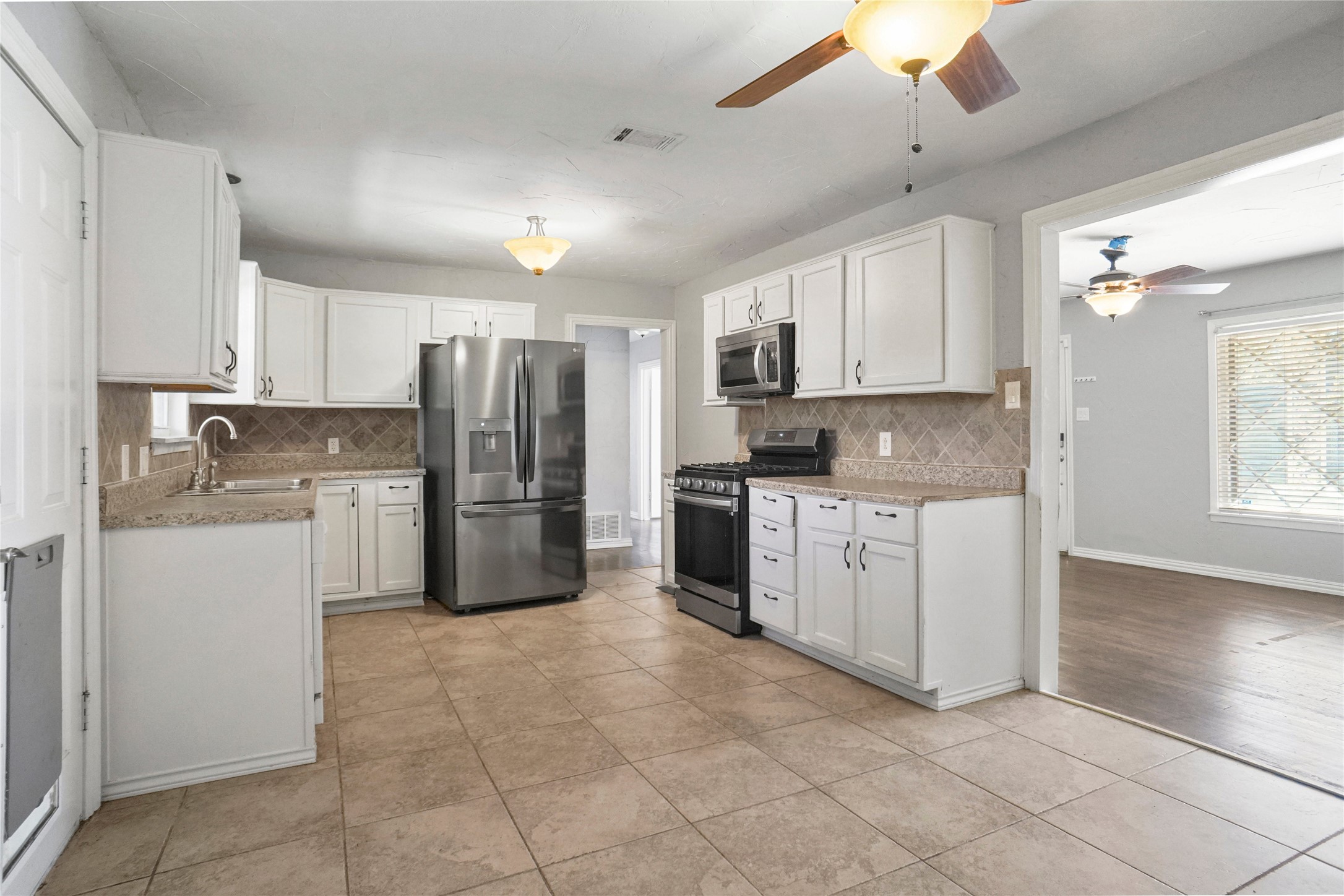 341 Hurst Drive Bedford TX 76022