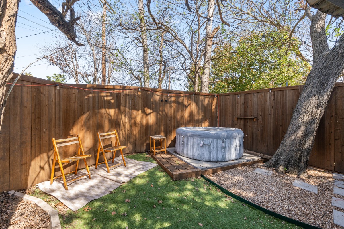 2321 Hartline Drive Dallas TX 75228
