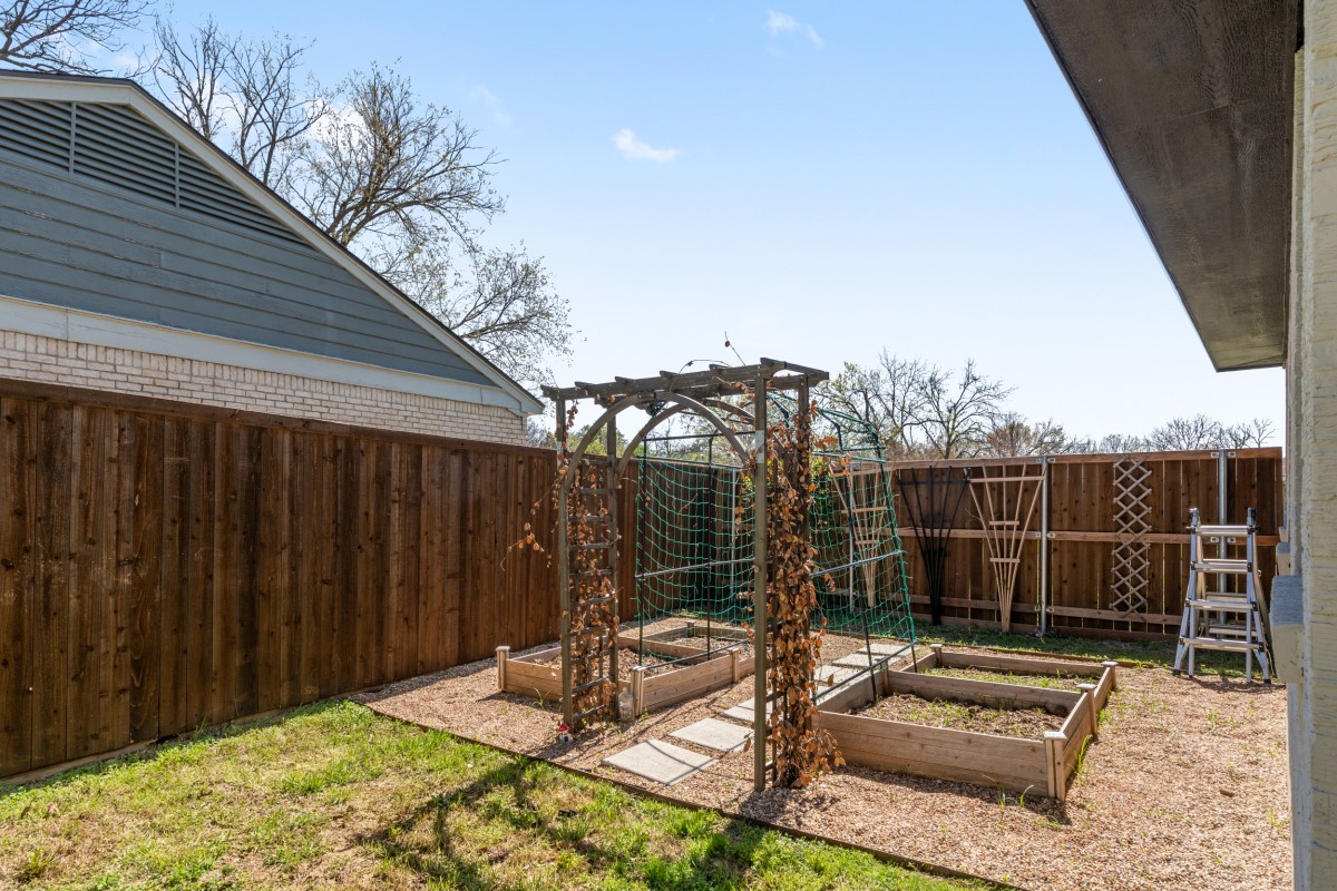 2321 Hartline Drive Dallas TX 75228