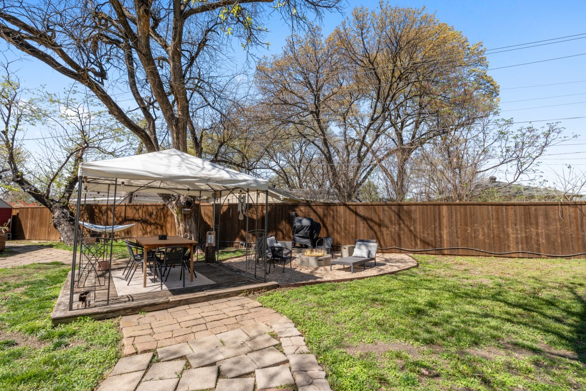 2321 Hartline Drive Dallas TX 75228