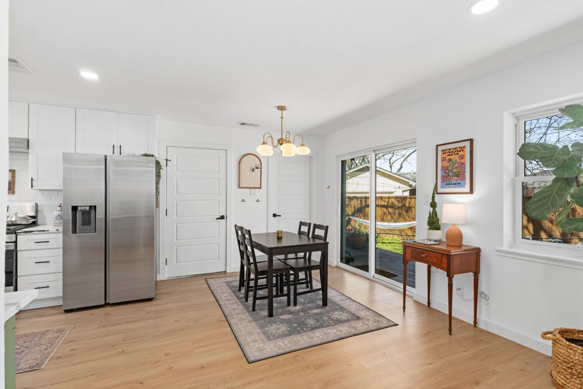 2321 Hartline Drive Dallas TX 75228