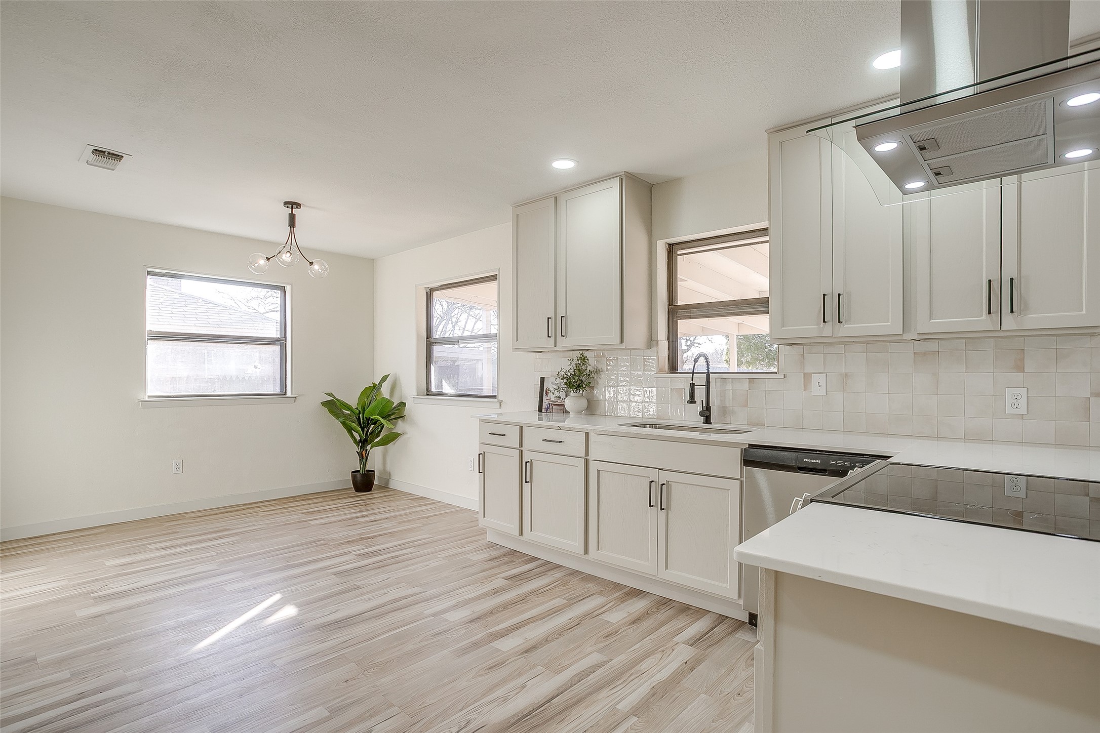 2421 Meadow View Bedford TX 76021