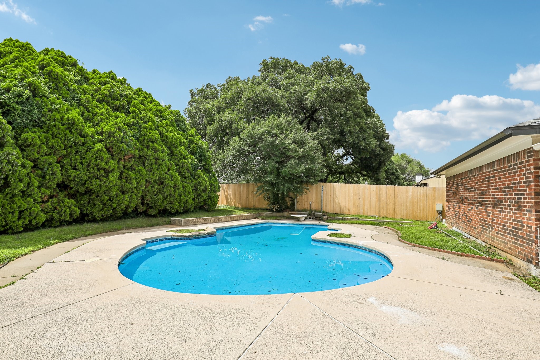 2421 Meadow View Bedford TX 76021