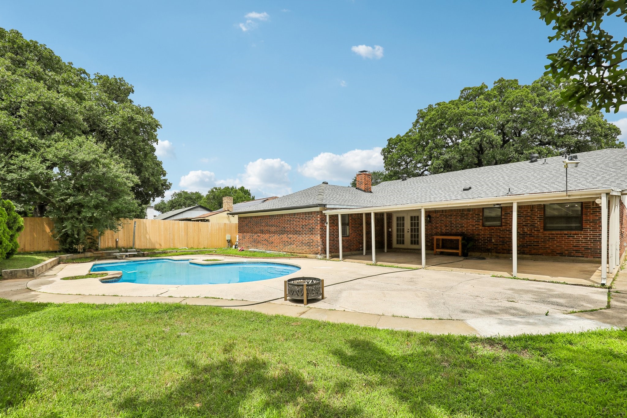 2421 Meadow View Bedford TX 76021