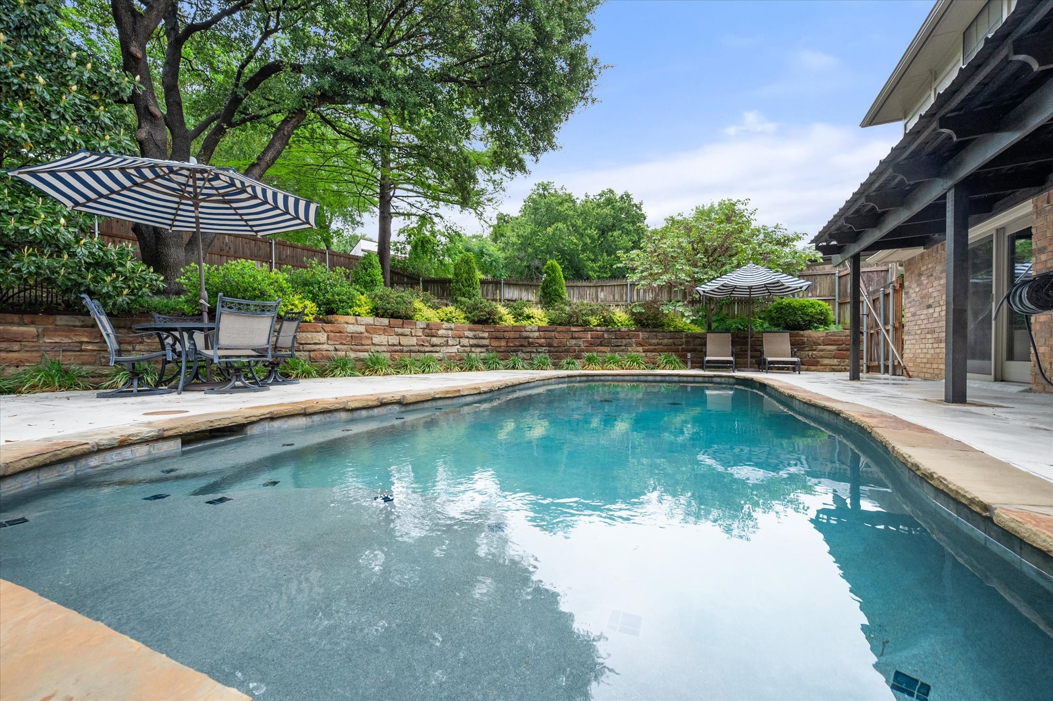 907 Loch Lomond Drive Arlington TX 76012