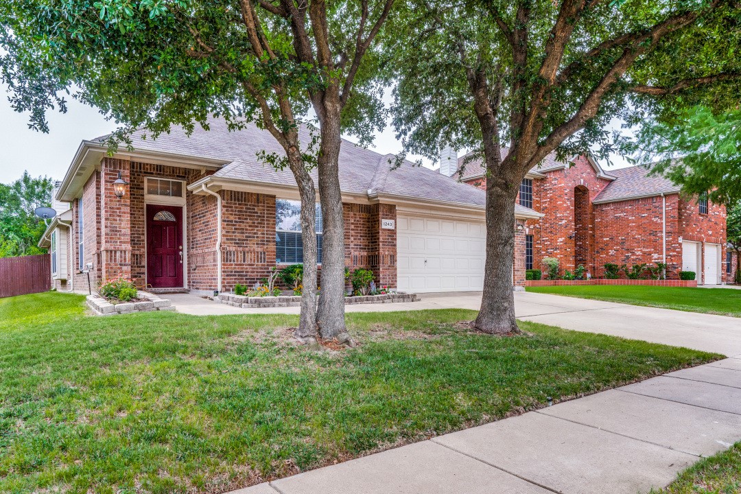 1243 Clearwater Drive Grand Prairie TX 75052
