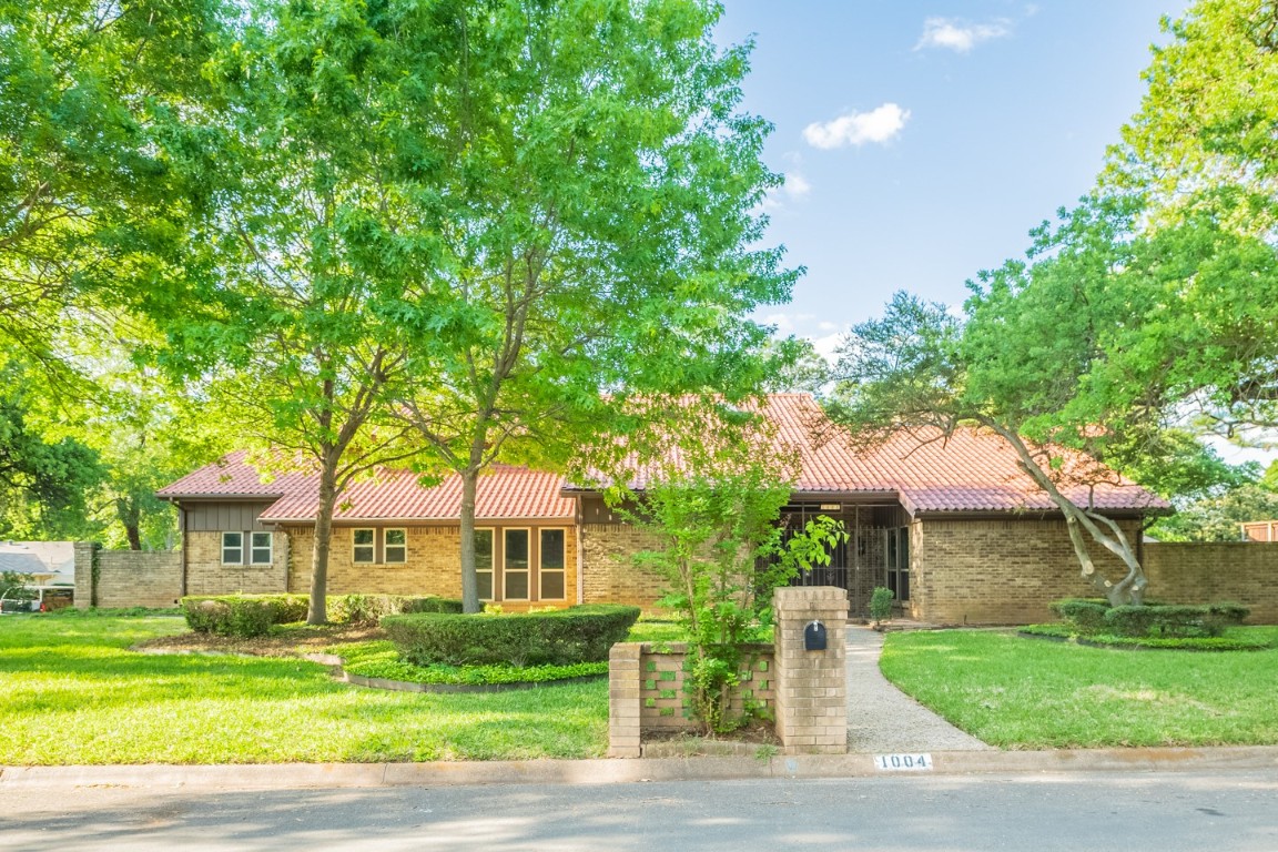 1004 Lynhurst Lane Denton TX 76205
