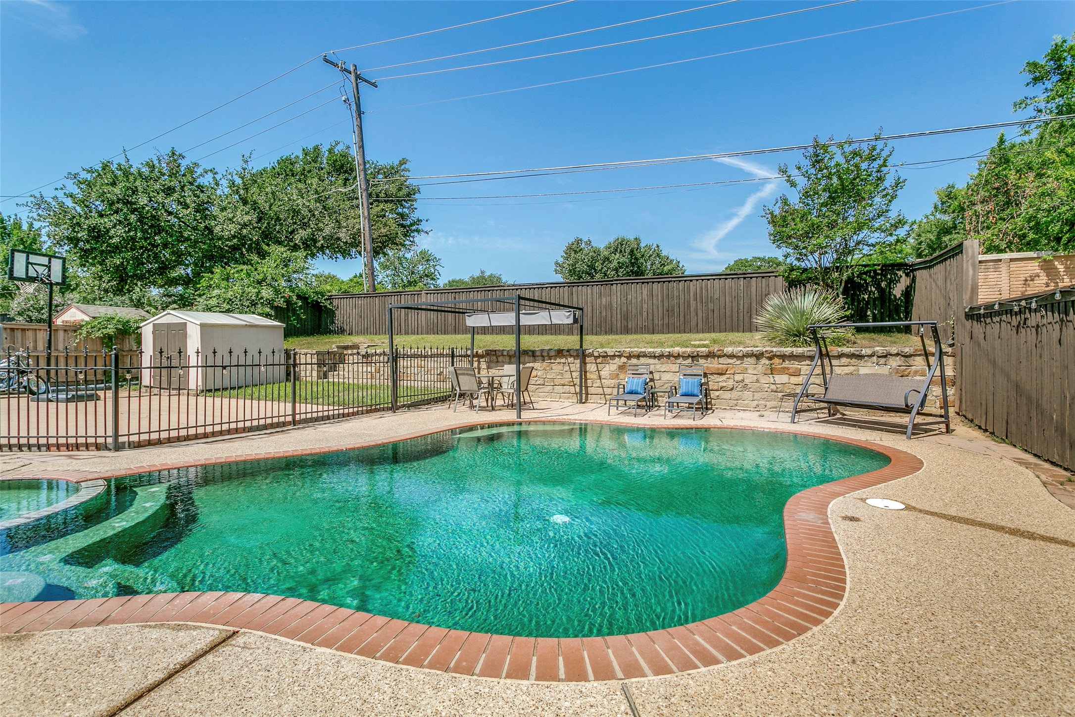 2232 Ridgewood Bedford TX 76021