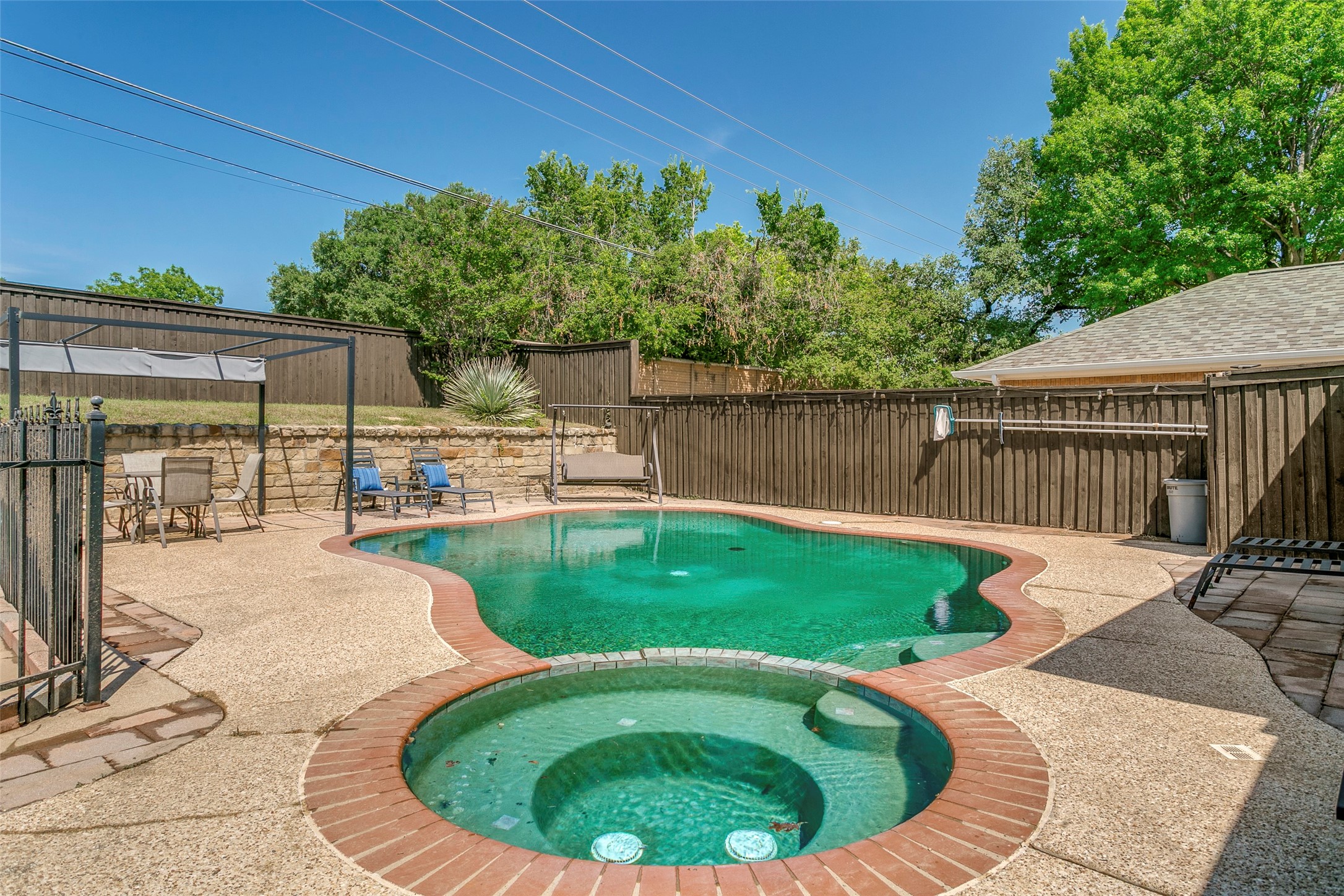 2232 Ridgewood Bedford TX 76021