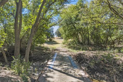 684 County Road 473 Lott TX 76656