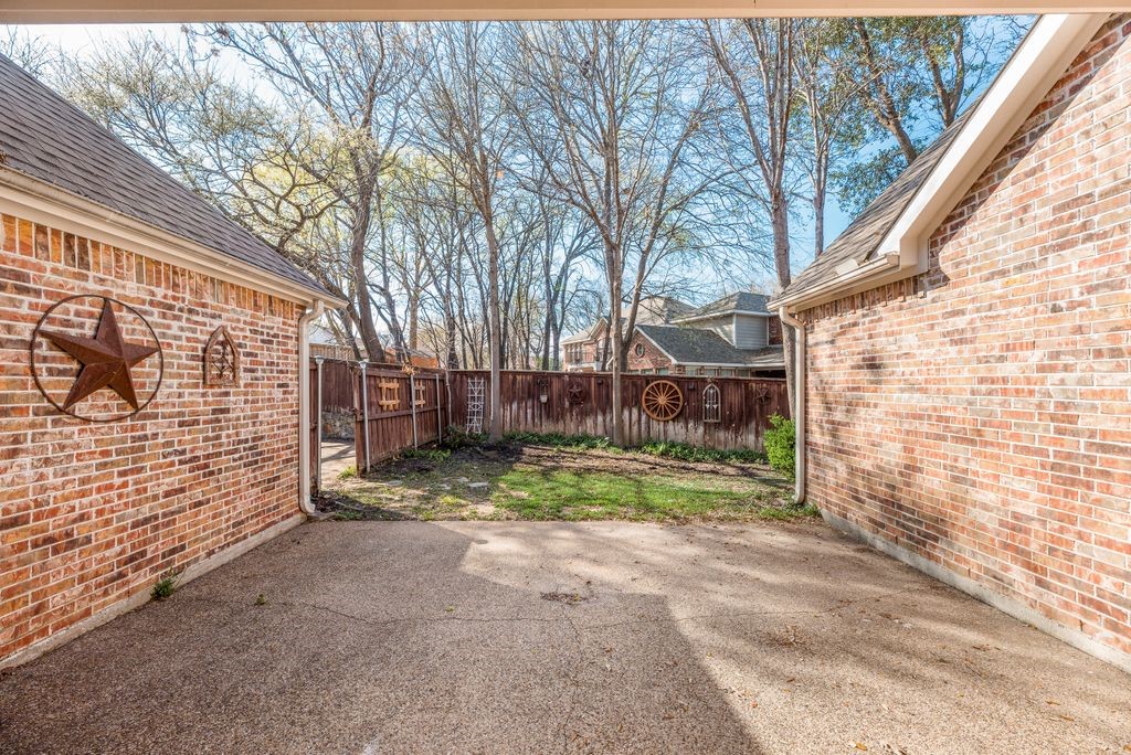647 Royalwood Court Grand Prairie TX 75052