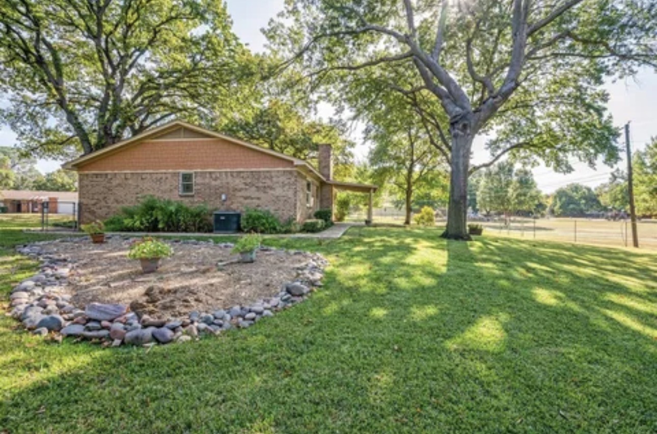 802 Wilshire Court Arlington TX 76012