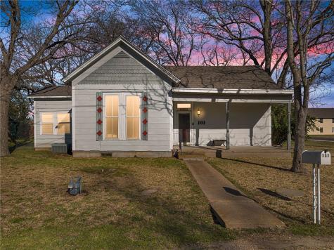101 N Oak Street Lorena TX 76655