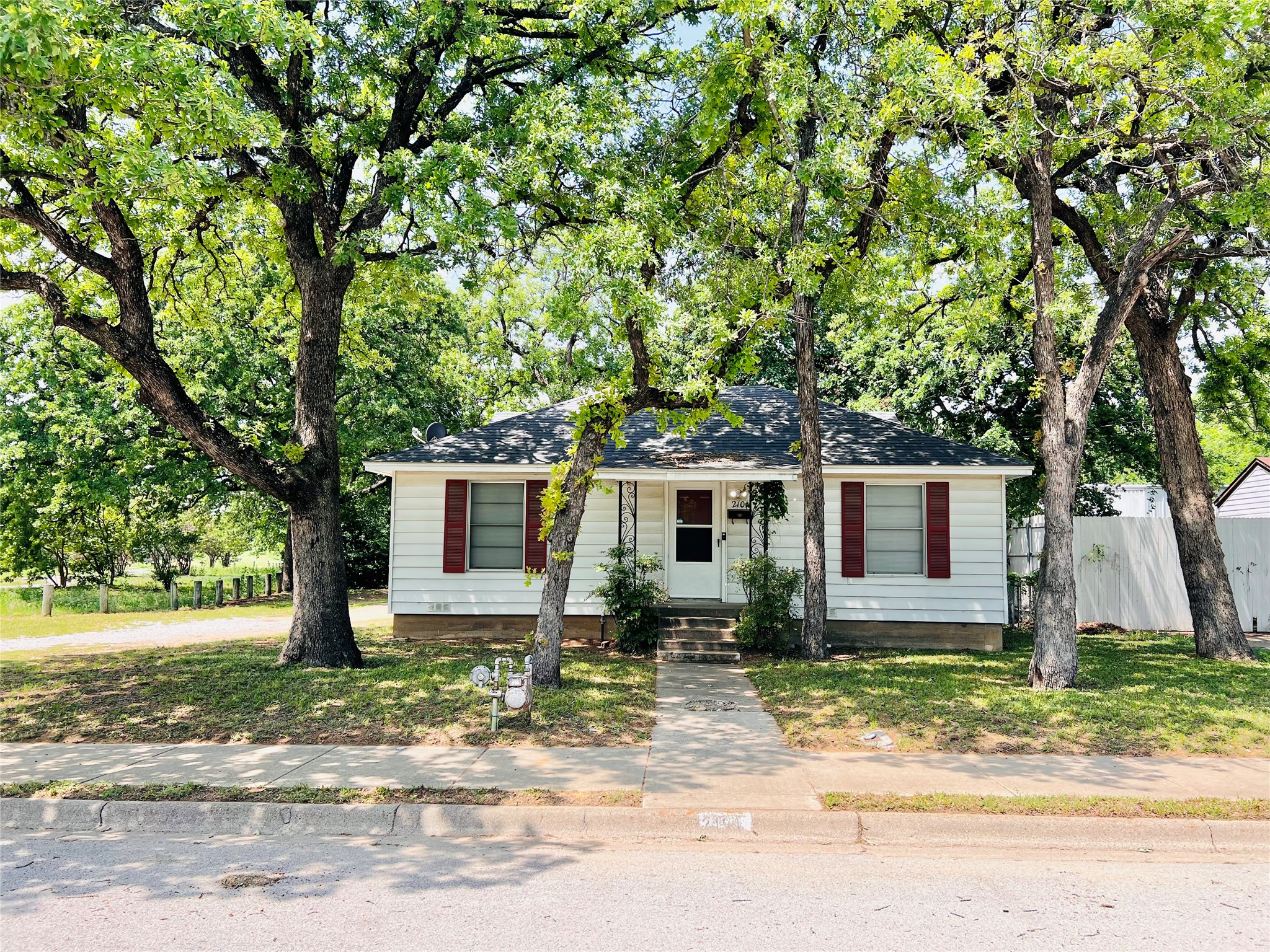 2101 Layton Avenue Haltom City TX 76117