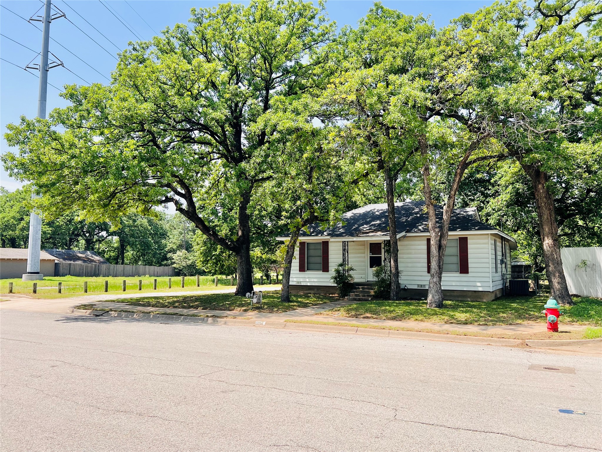 2101 Layton Avenue Haltom City TX 76117