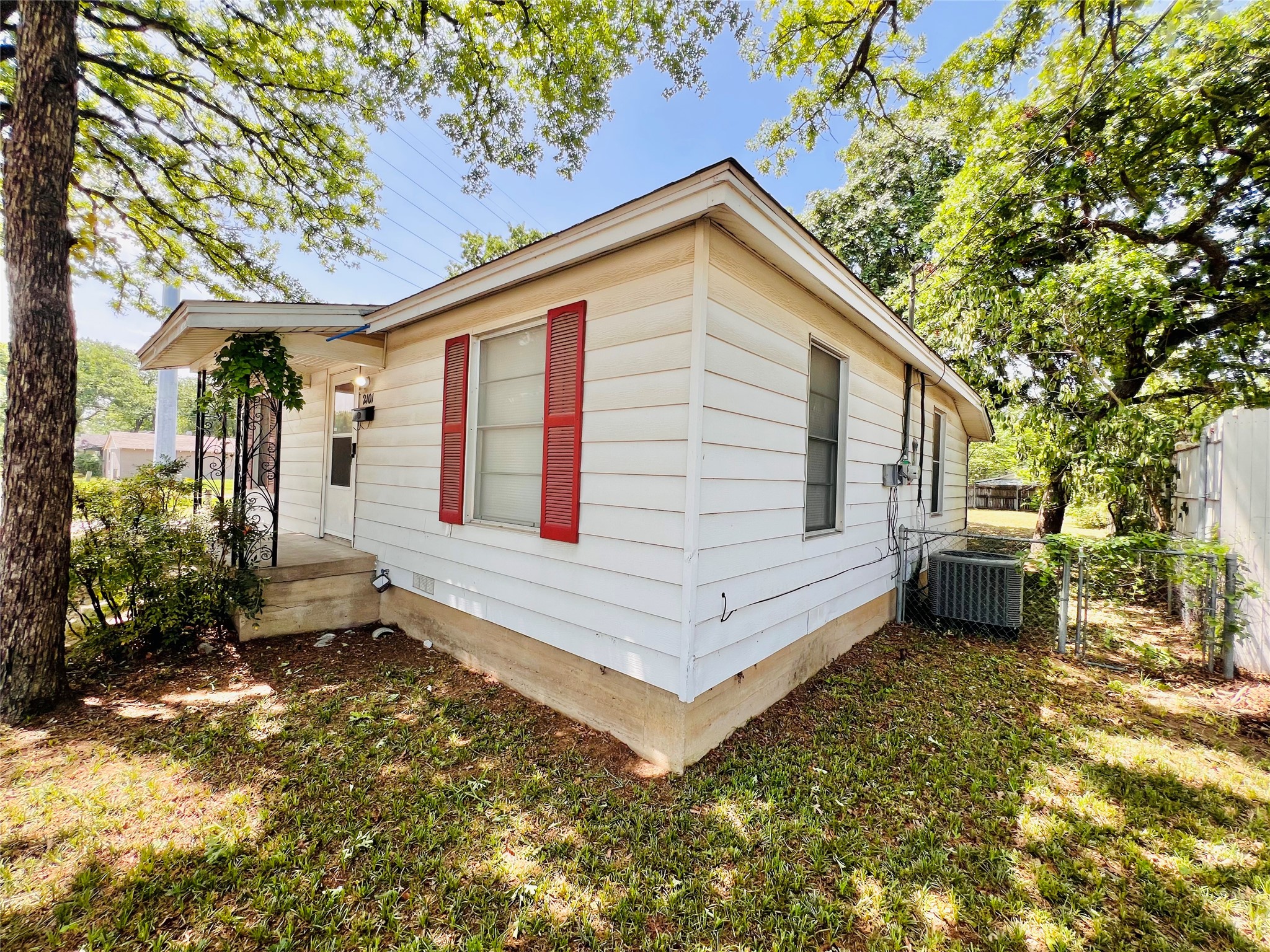 2101 Layton Avenue Haltom City TX 76117