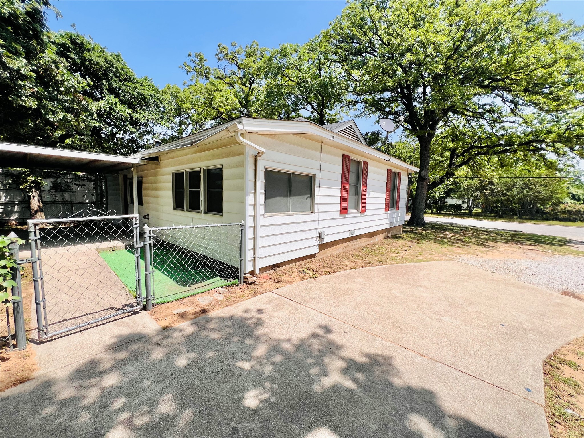 2101 Layton Avenue Haltom City TX 76117