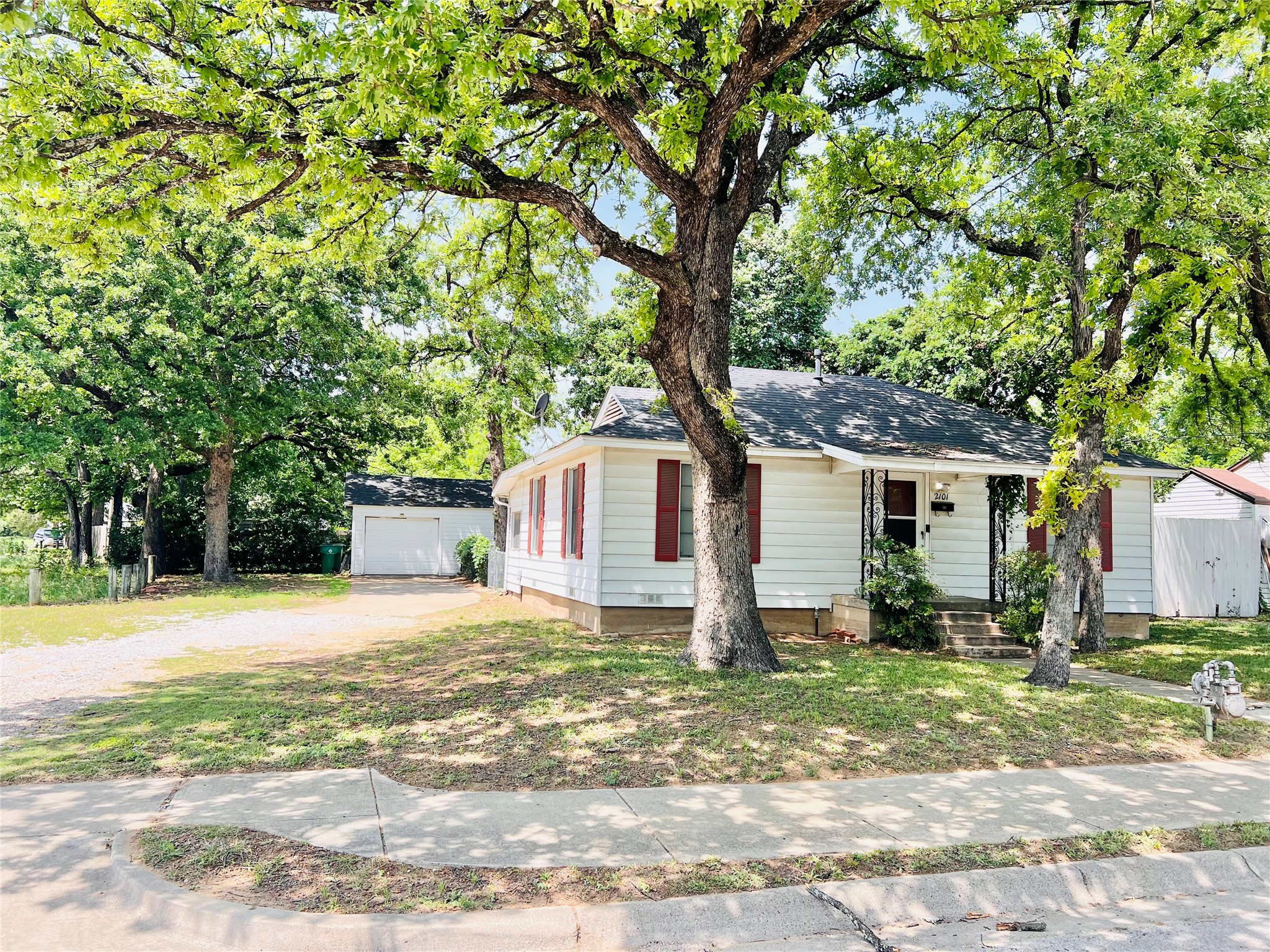 2101 Layton Avenue Haltom City TX 76117