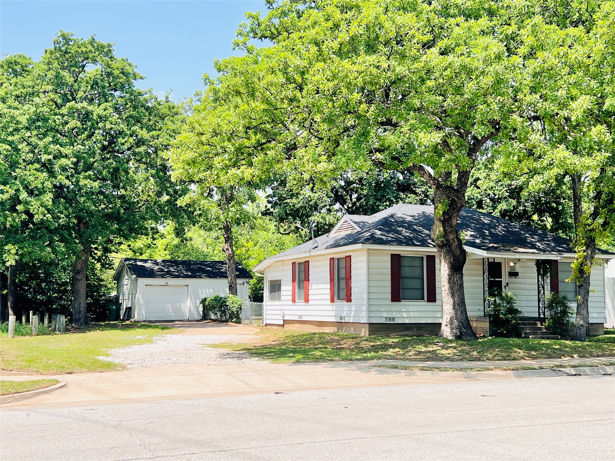 2101 Layton Avenue Haltom City TX 76117
