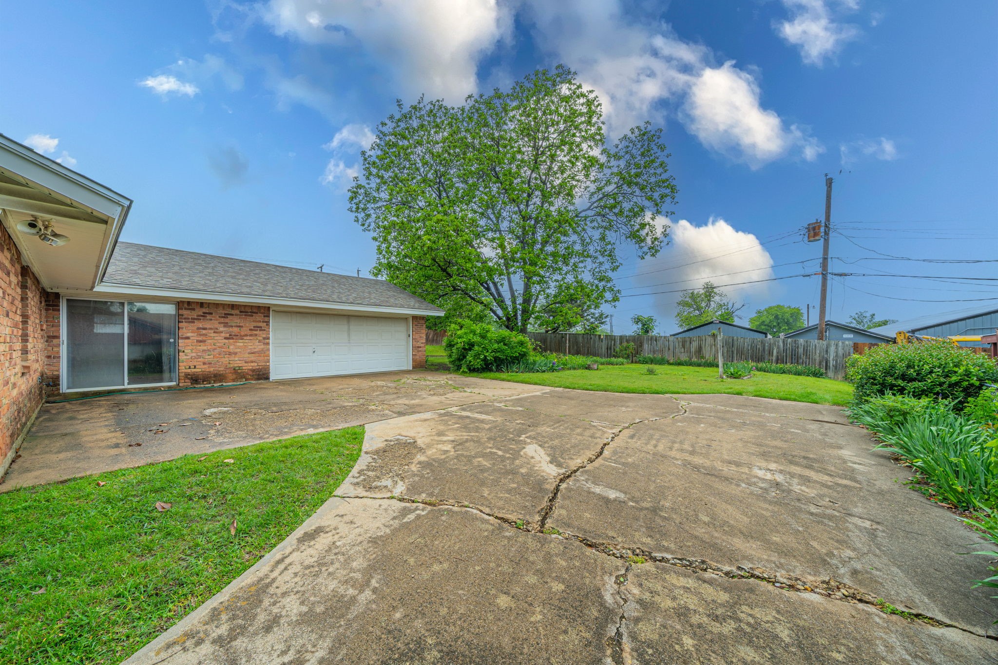 806 E Coral Way Grand Prairie TX 75051