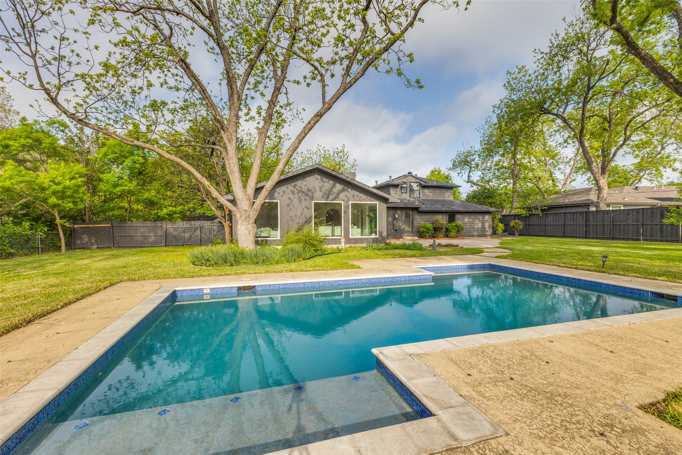 1404 El Campo Drive Dallas TX 75218