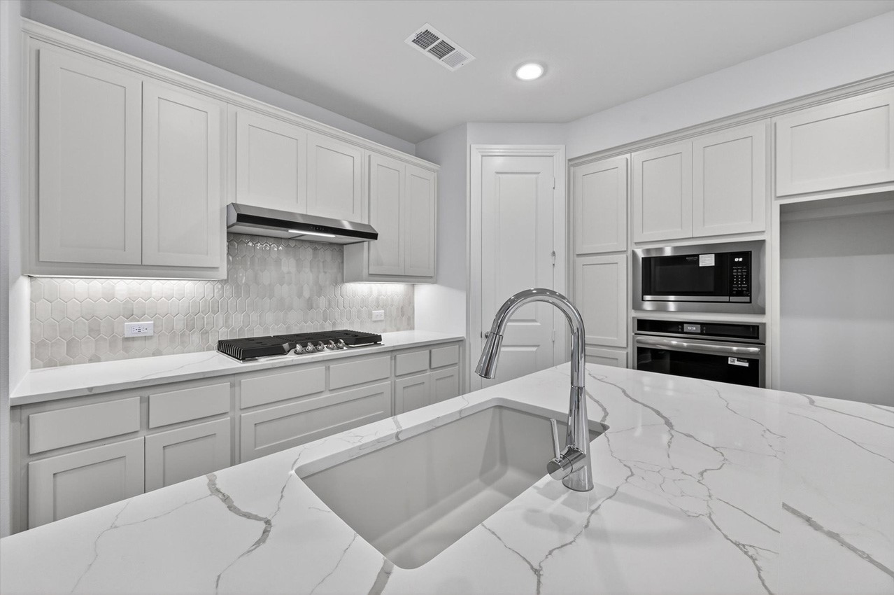 1648 Cornwall Avenue Fort Worth TX 76052
