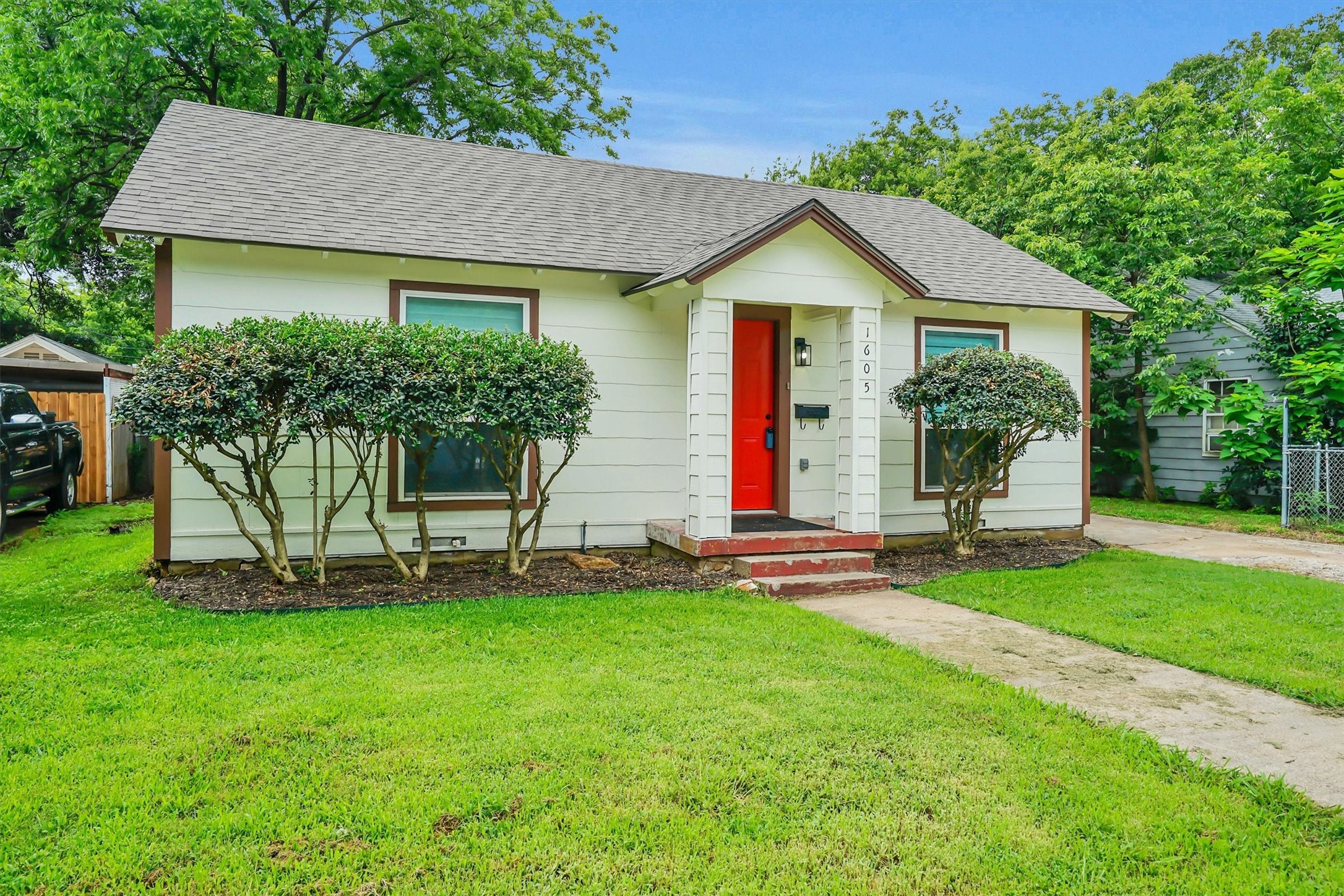 1605 Pine Street Grand Prairie TX 75050