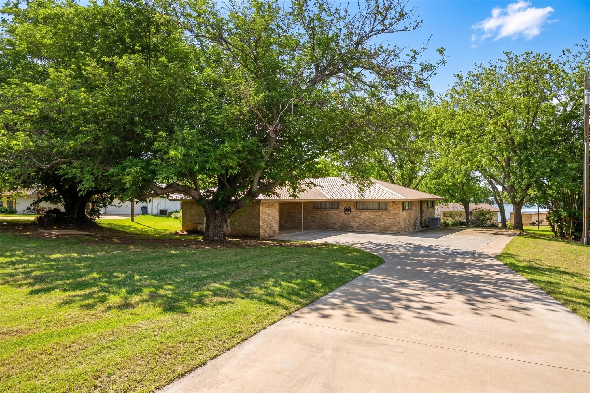 633 E Bridge Street Granbury TX 76048
