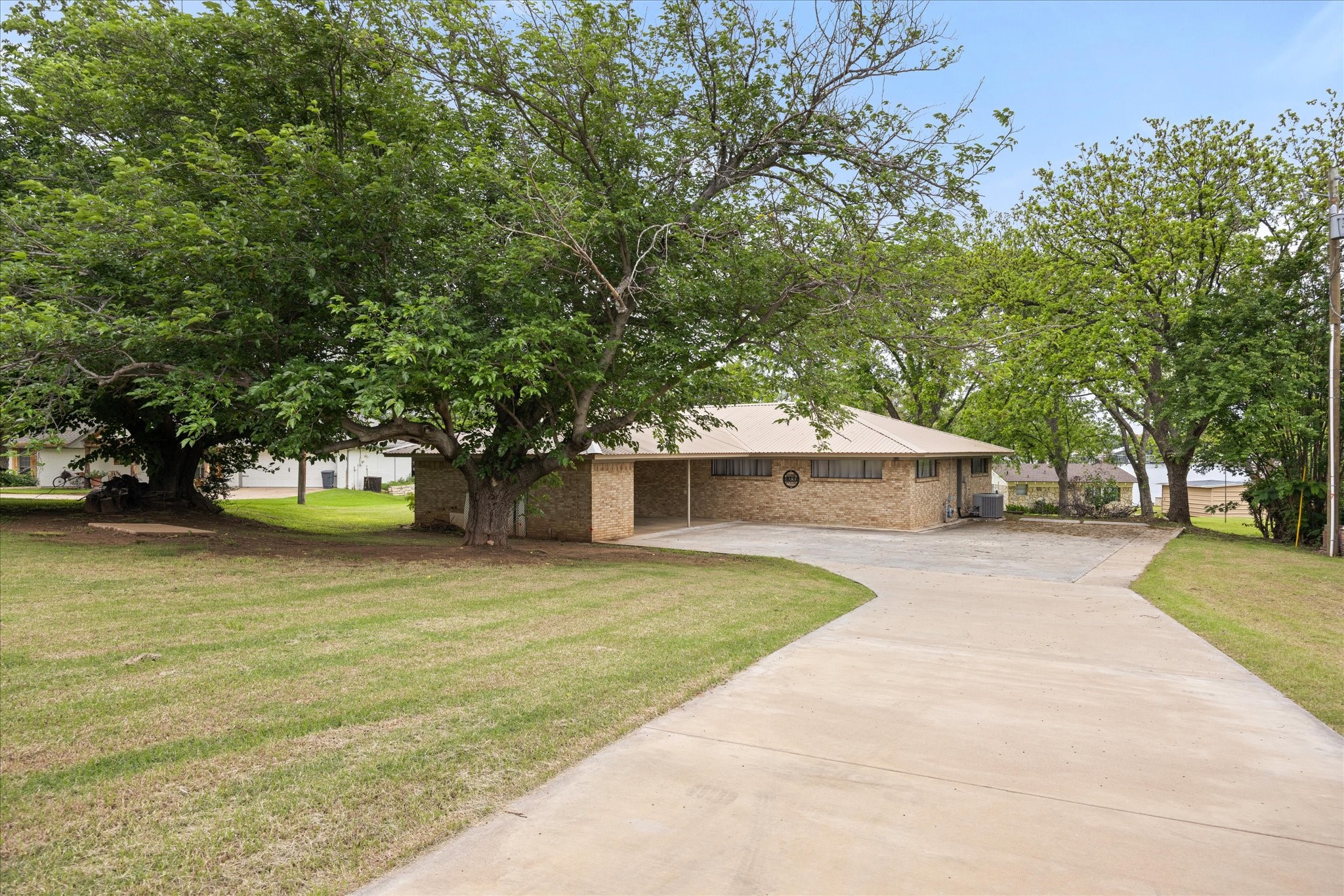633 E Bridge Street Granbury TX 76048