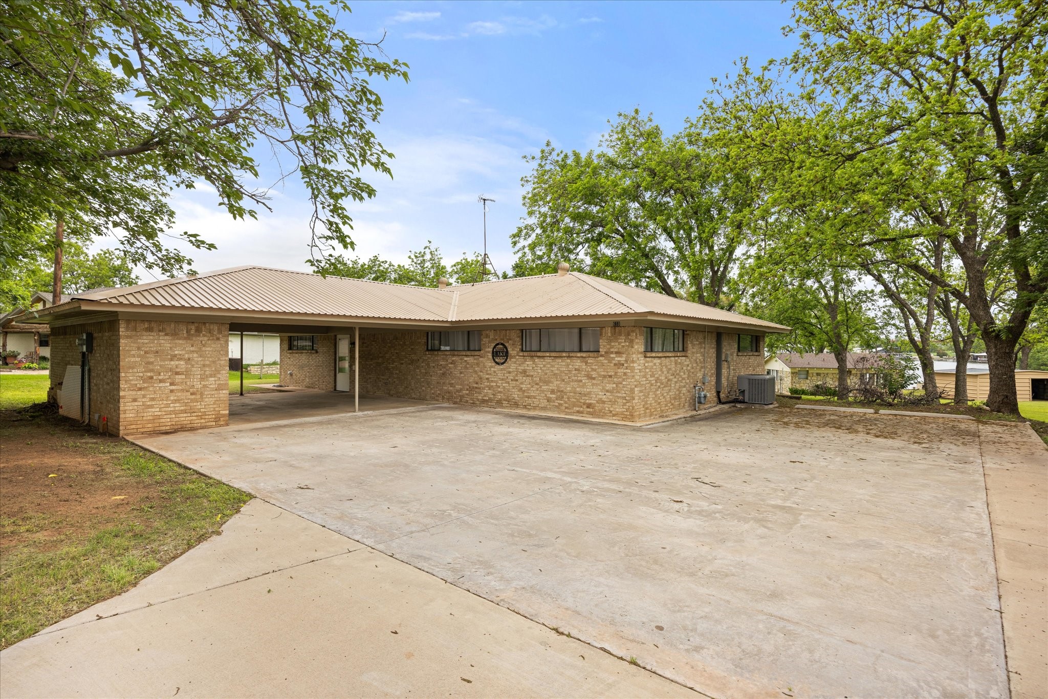 633 E Bridge Street Granbury TX 76048