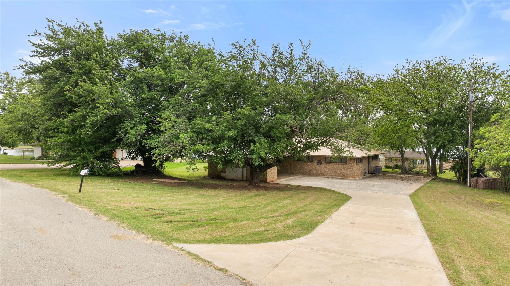 633 E Bridge Street Granbury TX 76048