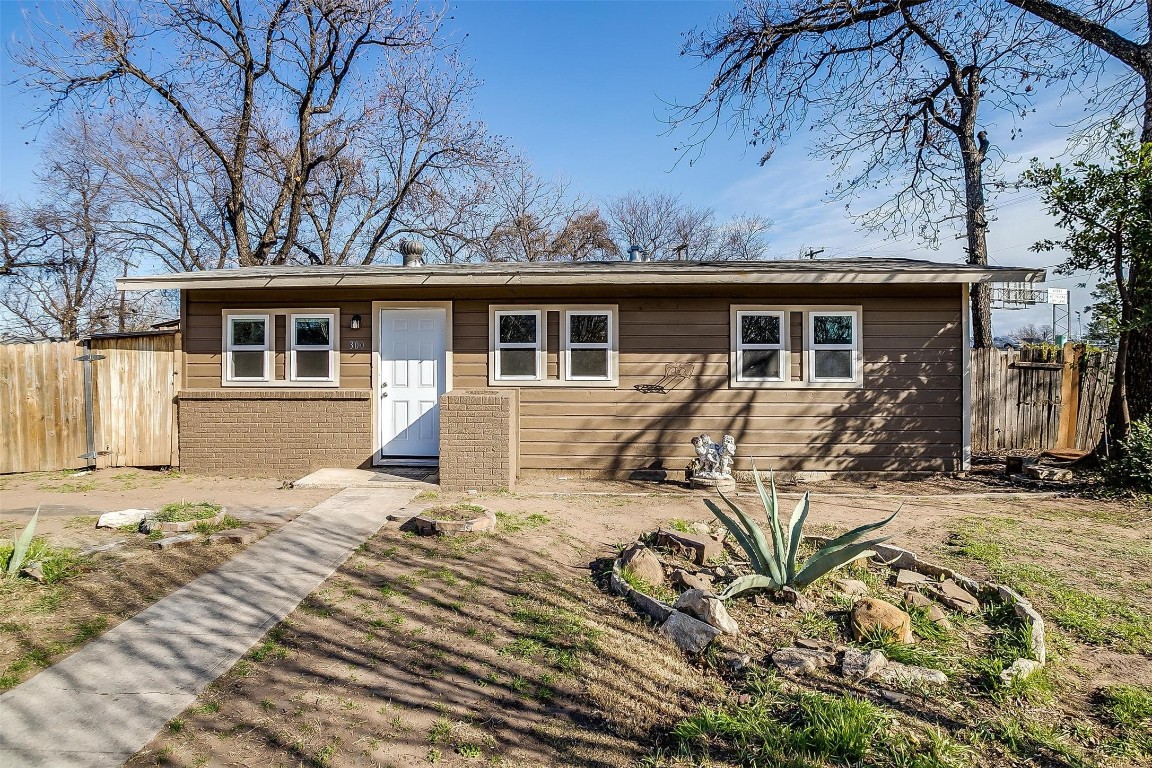 300 N Retta Street Fort Worth TX 76111