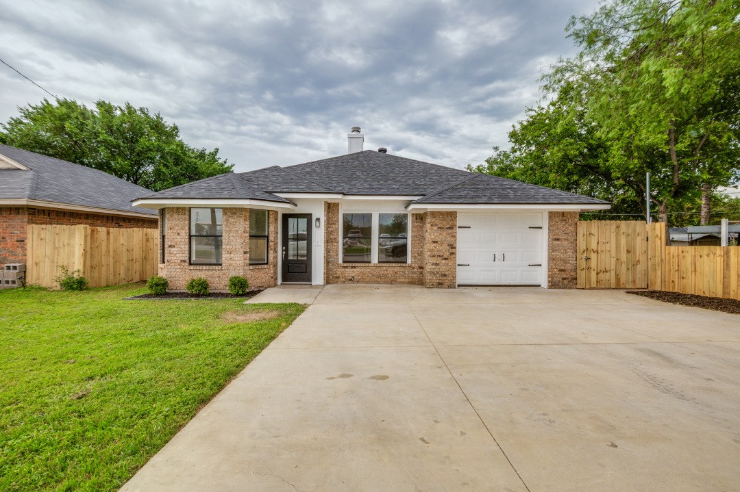 1905 Lakeview Drive Grand Prairie TX 75051