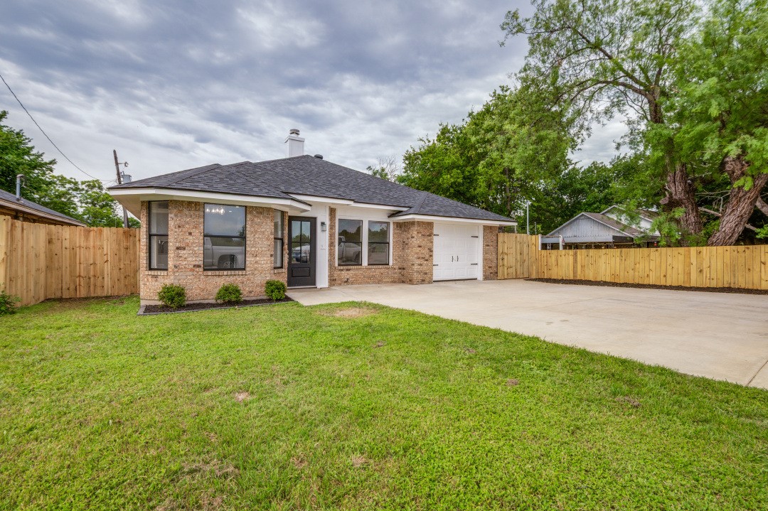 1905 Lakeview Drive Grand Prairie TX 75051