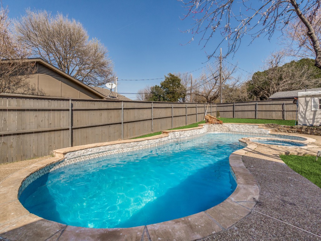 9008 Flicker Lane Dallas TX 75238
