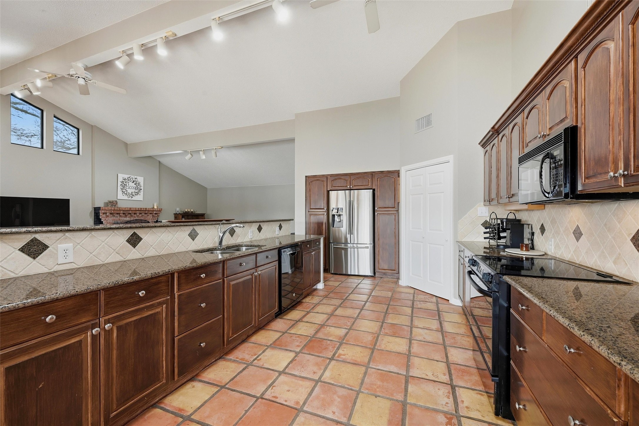 140 Blackfoot Trail Lake Kiowa TX 76240