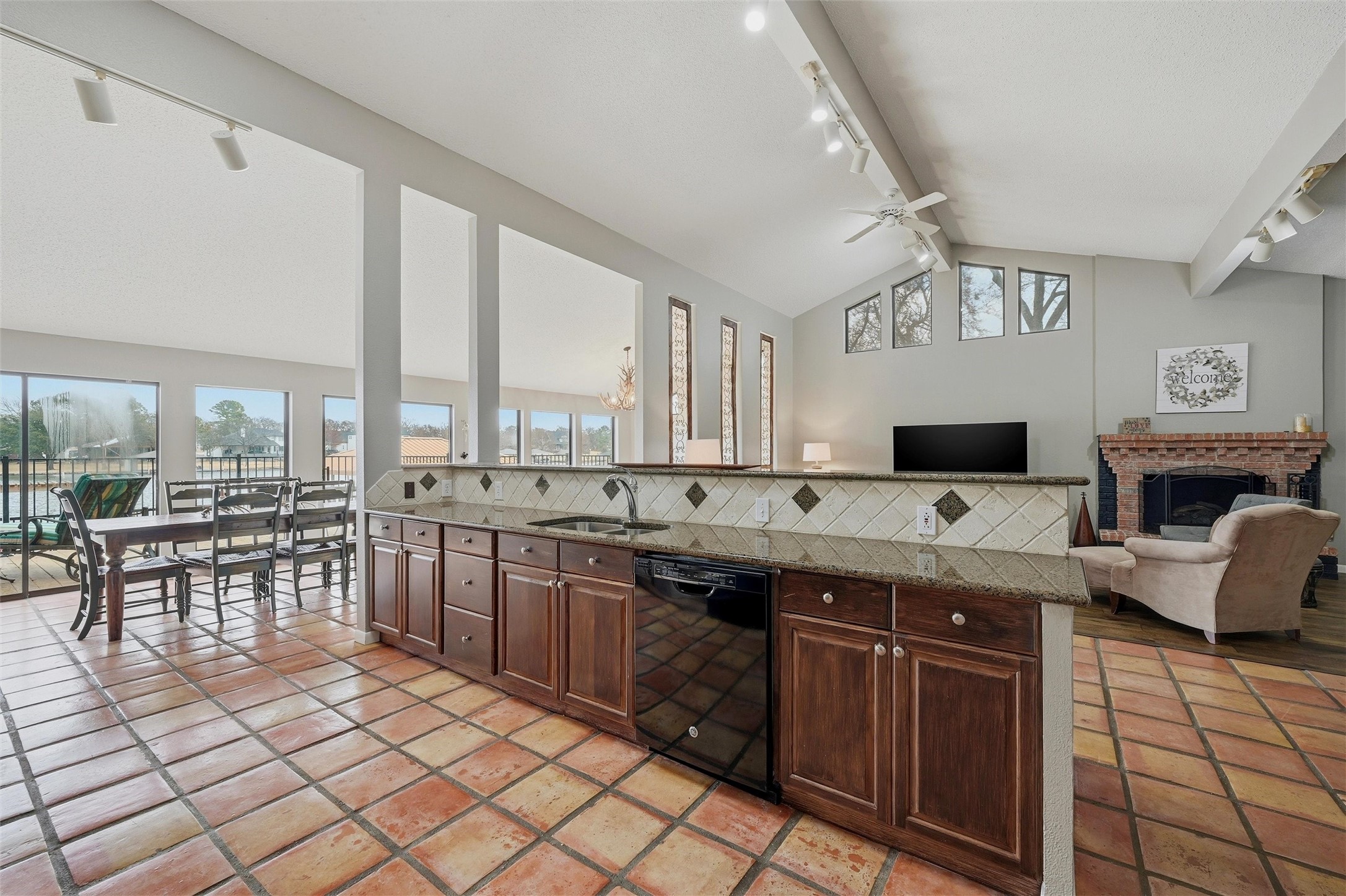 140 Blackfoot Trail Lake Kiowa TX 76240