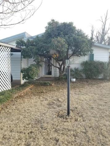 407 W 12th Street Quanah TX 79252