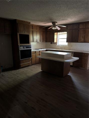 407 W 12th Street Quanah TX 79252